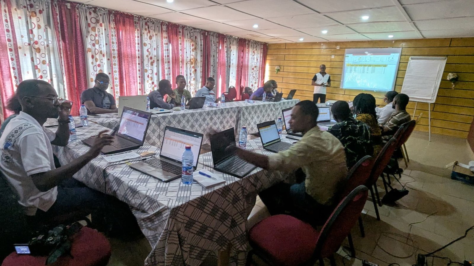 Atelier de formation en Excel et base de données organisé les 10 et 11 avril 2025 à l’intention du personnel de la CEJUS et animée par M. Raymond KEKE, coopérant volontaire de l’IBCR en poste au sein de la CEJUS en appui au suivi-évaluation.